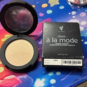 Younique Touch A’LA Mode Powder Luminizer Benevolent New with Box 4g/.14oz